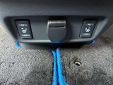 運転席と助手席の間の足元には、シートヒータースイッチがございます(*'&omega;'*) 電源ソケットもこちら☆★