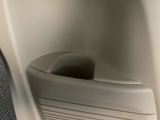 左右の端にはドリンクホルダーがあります