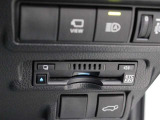 高速道路上に設置されたITSスポットと双方向通信を行うETC2.0ユニットは、ETC機能に加え、安全運転をサポートする交通情報を提供します。