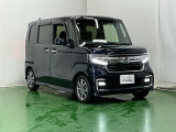 大きく開くスライドドアで狭い場所でも隣を気にすることなく楽に乗り降りできます