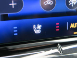 ◆シートベンチレーション◆シートに内蔵されたファンにより、車内の気温が上昇する暑い時期でも本革特有の蒸れを抑え、快適性を向上させます。