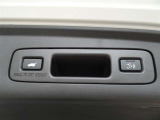 パワーバックドアを装備しています。バックドアを運転席からも開閉できます、便利ですよ。