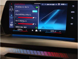 【ⅰドライブナビゲーション】文字情報も鮮明に表示する高解像度カラーディスプレイを採用。視認性に優れた地図デザインと特徴的な建造物を目印にした描写表示で現在位置を把握できます。地図データの更新も可能です