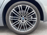 BMWならではの卓越した走りを支えるホイールと足回りです!日本車の走りに慣れている方にもぜひ体感して頂きたいほど、高いレベルでまとまっています!純正19インチアルミホイール。