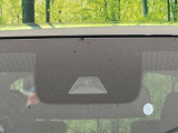 【ホンダセンシング】走行中に前方の車両等を認識し、衝突しそうな時は警報とブレーキで衝突回避と被害軽減をアシスト。より安全にドライブをお楽しみいただけます。
