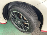 タイヤサイズは195/55R16 純正アルミホイールが足元をかっこよく引き締めます
