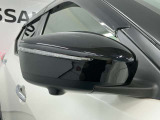【ドアミラー】主な役割は、運転席からは見えない車の側面や斜め後方の状況を確認し、安全な運転をサポートすることです。車線変更・後続車両の確認・そして死角の低減に貢献します。