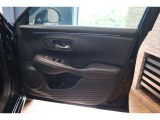 【運転席内ドア 】ミラー操作やウィンドウ開閉スイッチはドライバー目線で配置され、快適な操作性を実現!
