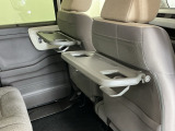 前席背面には格納式のテーブルも装備。食事やスマホ・タブレットでの動画視聴など様々な用途で活躍します。サイドにはちょっとした荷物がかけれる便利なコンビニフック付きです。
