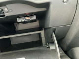 高速道路で割引など色々なサービスが受けられる、ETCは助手席側のセンターコンソールの中にあります。