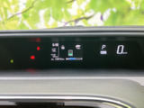 速度やシフト位置など、運転に必要な情報を前方の画面で確認できます。表示がまとまっているため視線移動を抑えやすく、日常の運転をサポートします。