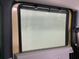 ロールサンシェイドは、太陽光を防ぐので冷房の効きを良くする効果もあるんです。エアコンを控えめにすれば燃費向上も見込めますよ。