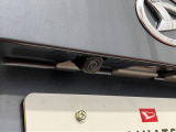 【バックカメラ】 駐車時に車両後方の様子を見ることができるので、運転の不安を軽くします。