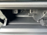 収納スペースももちろんあります。充分にあるので、車の中にあると便利なティッシュや眼鏡等、小物を収納しておくのに最適です。