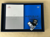 メンテナンスノート【点検整備記録簿・保証書】、取説も揃ってます。スマートキーはバッグなどにしまったままボタン操作でエンジン始動・停止やハイブリッドシステムの起動や停止ができて大変便利です
