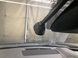 【別途SDカードの購入が必要です。また社外品は保証対象外となります。】運転中の映像・音声などを記録して、交通事故やトラブルが起きた時の正確な状況把握に役立つドライブレコーダーが装着済。