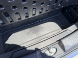 荷室下には、小さな収納もあります。