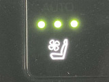 シートエアコン付です。シートを暖めたり冷やしたりできる、快適装備の一つ。 暑い夏もシートが冷える冬も快適にドライブが楽しめそうですね。