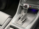 Audiのシフトレバーは、その車のトランスミッションに合わせて異なるデザインと機能を持っており、運転の楽しさと快適さを追求しています。