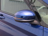【LEDドアミラーウインカー】ドアミラーにウィンカーが付いているので、周りの車がウインカーやハザードに気付きやすくなります。右左折時や車線変更時の事故を防ぎ、安全に走行できます。