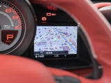 レブカウンター左右のモニターにはナビや車両状態を表示できます。