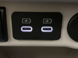 【USB電源ソケット】スマートフォンの充電などに便利な2口のUSB電源ソケットを装備。