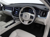 インストルメントパネルは僅かに運転席側へと傾けられているほか、余計なスイッチ類を可能な限り排し、運転に集中しやすい環境を造り出しています。