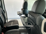 運転席と助手席のシートの裏に収納式のテーブルが装備されています。休憩時のちょっとした小物置きに使えてとっても便利ですね♪