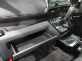 インストスライドボックス ティッシュボックスがまるまる一つ入るボックスです運転席からも開け閉め可能です