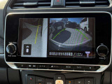 狭い道でのすれ違い、左側のガードレールや側溝が見えないと不安になりませんか?アラウンドビューモニターならバックカメラに加え、発進時に前方や周囲の確認、すれ違い時の助手席側下方の確認も出来て安心です♪