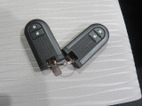 鍵穴に差し込まなくも、ボタンで施錠、解錠OK!車両から電波が届く範囲であれば、離れた場所からもOK!!車内に鍵を忘れて施錠、という心配なし!!!