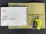 メンテナンスノート【整備記録簿】、取説も揃ってます。スマートキーはバッグなどにしまったままボタン操作でエンジンの始動・停止ができて大変便利です。