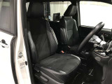 高いホールド性で運転姿勢が安定します。長距離ドライブでも疲れにくいのが魅力です。快適なドライビングライフをお送りください♪