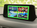 停車時に映像を楽しめるTVモニター。移動時間を有効活用し、快適な空間を実現します。家族みんなで楽しめるエンターテイメントを提供します。