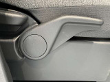 運転席はご自身の適切な運転ポジションへ移動可能なラチェットが付いております。