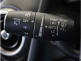 【オートワイパー機能】レバーをAUTOの位置にしているとき、レインセンサーが雨を感知すると、雨量に応じて、ワイパーが自動で作動します。