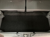 【ラゲージボード下部】ラゲージボードを上げれば、深めの収納スペースがあります♪ 普段使用しないものや汚れたものが目につかずに収納出来るんです☆