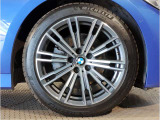 【BMWアロイホイル】軽量かつ強度に拘ったアロイホイル。走行性能ポテンシャルを引き出す設計。車の足元を引き締めてくれる大きなポイントはアロイホイルです。
