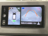 【アラウンドビューモニター】車を上から見下ろしているかのような映像で周囲の状況がひと目で確認、狭い駐車場に駐車するときも安心です♪