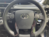 握りやすいステアリングは、運転の楽しさを向上させます。オーディオやハンズフリー通話など、便利な操作スイッチも配置され、運転に集中できます。