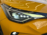 【LEDヘッドライト】悪天候や夜間走行時も良好な視界を確保し安心して運転できる高輝度LEDヘッドライトを装備!点灯速度が早く、消費電力も抑えられています。