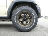右フロントタイヤです。16インチアルミホイールにLT225/70R16の組み合わせです。