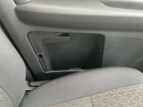 助手席扉に車検証を入れるスペースがあります。