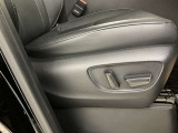 運転席の画像です。十分なスペースがあり、ゆったりした状態で運転していただけます♪