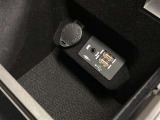 充電用USB端子付き。スマートフォンなどの充電に便利です。