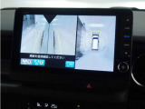 ◆サイドビュー◆サイドのカメラでは、ドライバーの視点からはピラーの陰になる部分や前後左右のウインドウの下側など、どうしても見ることができない死角をカバーします。