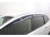 オプションのドアバイザーが装備!!タバコ・ペットなどの臭いが室内にこもるのが嫌な方、換気機能はもちろんのこと降雨時にも少しだけ窓を開けておくことが可能です!