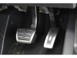 【アルミ調ペダルクラスター】(アクセル/ブレーキ)足元にスポーティで上質な印象を与え、運転時の気分を高めます。