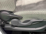 運転手の体格に合わせて,運転席の座面の高さ調整ができるシートリフターが付いてます