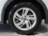 純正のアルミホイール装着車です。タイヤサイズは195/65R16です。